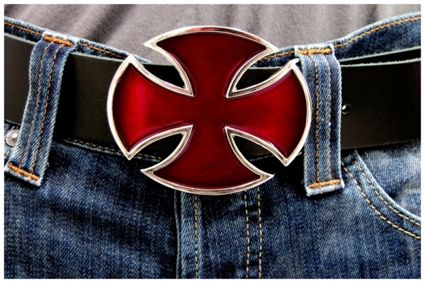 Gürtelschnalle - Eisernes Kreuz - oval - blutrot Gürtelschnalle - Eisernes Kreuz - oval - blutrot