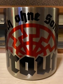 Edelstahltasse mit Karabinerhakengriff - Auch ohne Sonne braun